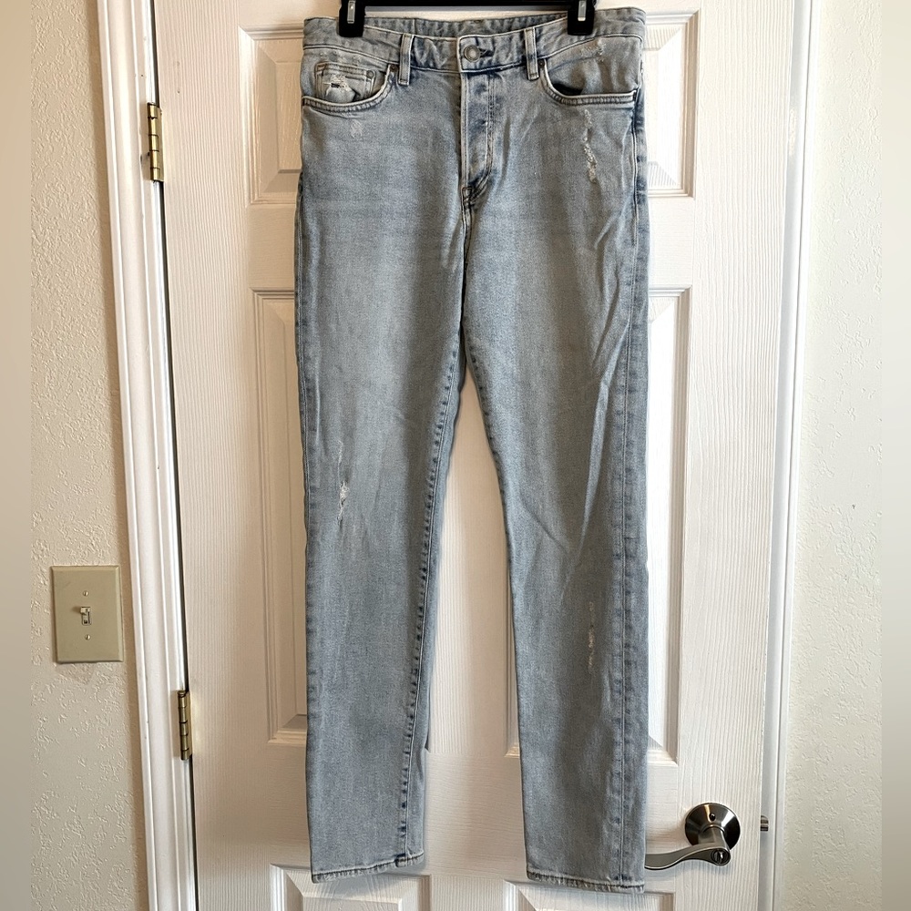H&M &Denim Men’s Slim Low Waist 32 waist 30L button light wash distressed